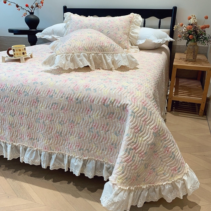 91家纺网 家纺一手货源 找家纺 奈萝家纺 2025春夏新款全棉纯棉蕾丝花边款床盖三件套 蔷薇