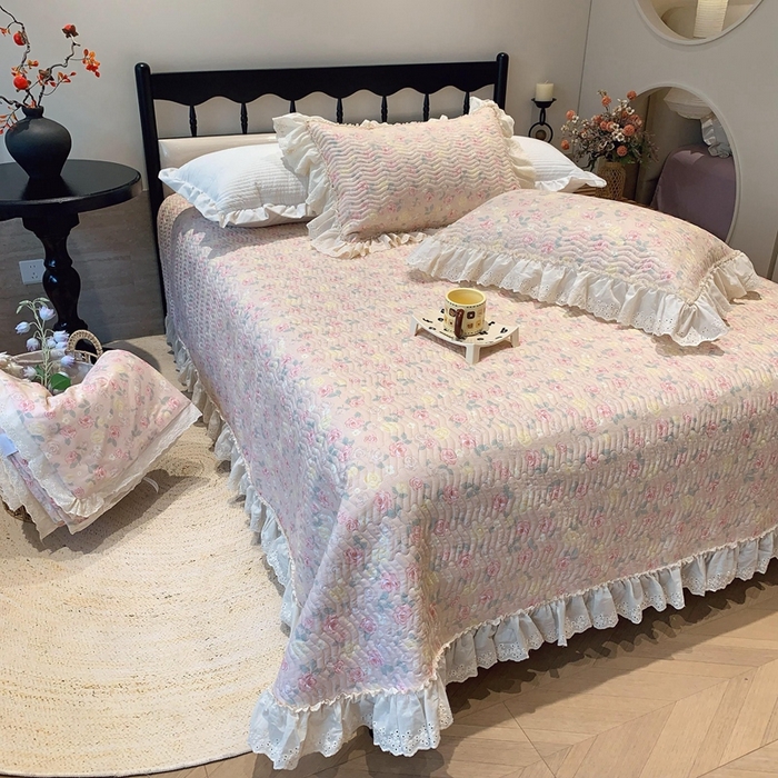 91家纺网 家纺一手货源 找家纺 奈萝家纺 2025春夏新款全棉纯棉蕾丝花边款床盖三件套 蔷薇