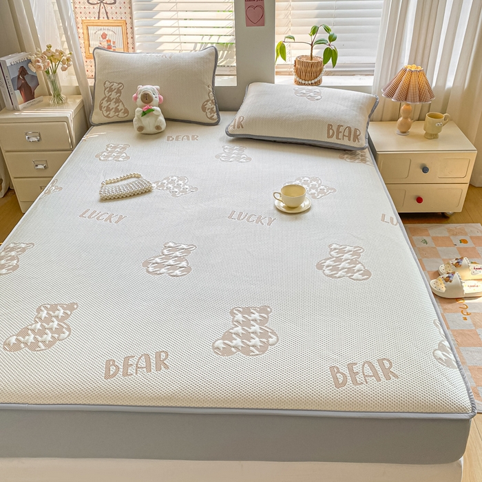 91家纺网 家纺一手货源 找家纺 （总）耐思家纺 2025新款PE中分子凉感冰豆豆凉席三件套床笠款-潮牌熊