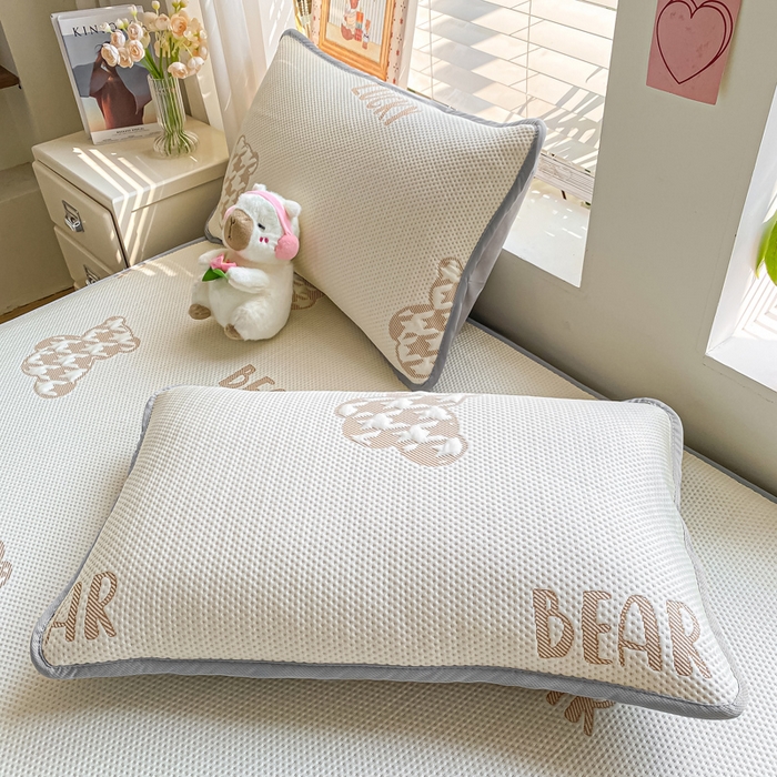 91家纺网 家纺一手货源 找家纺 （总）耐思家纺 2025新款PE中分子凉感冰豆豆凉席三件套床笠款-潮牌熊