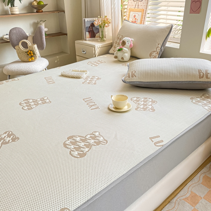 91家纺网 家纺一手货源 找家纺 （总）耐思家纺 2025新款PE中分子凉感冰豆豆凉席三件套床笠款-潮牌熊