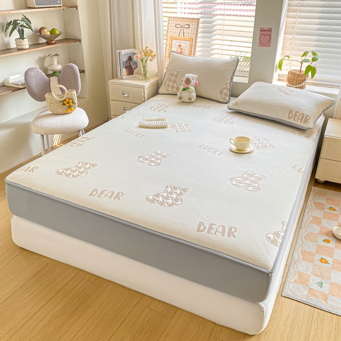 91家纺网 家纺一手货源 找家纺 （总）耐思家纺 2025新款PE中分子凉感冰豆豆凉席三件套床笠款-潮牌熊