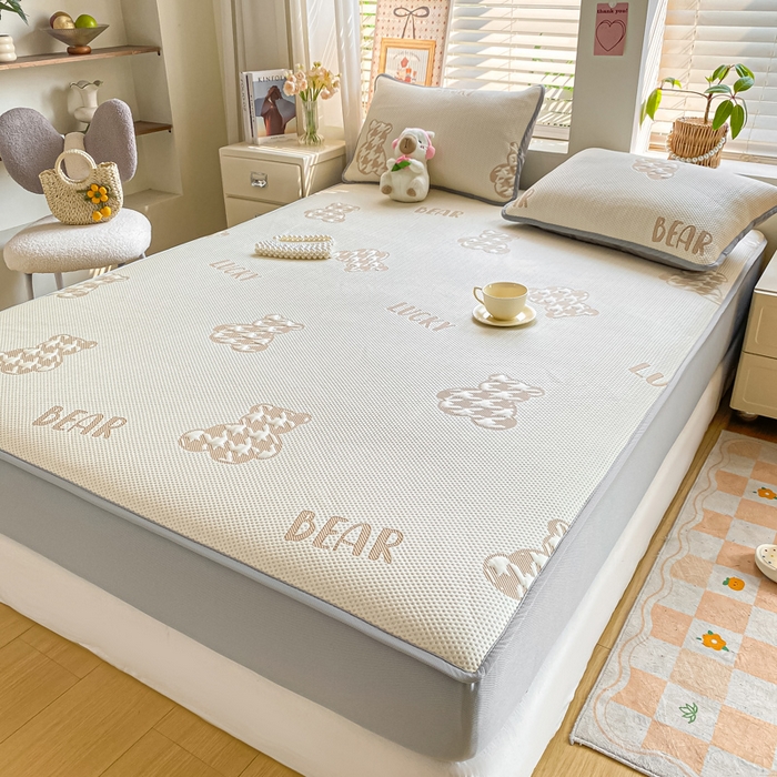 91家纺网 家纺一手货源 找家纺 （总）耐思家纺 2025新款PE中分子凉感冰豆豆凉席三件套床笠款-潮牌熊