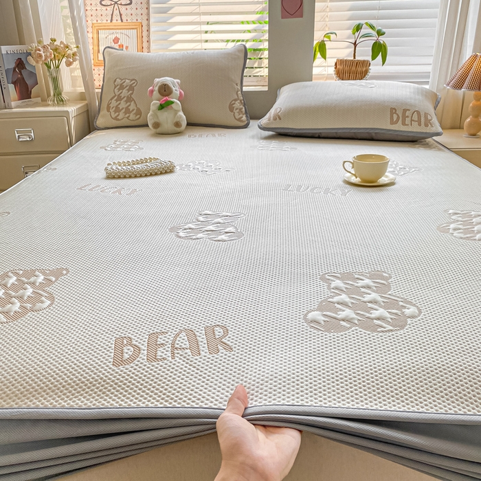 91家纺网 家纺一手货源 找家纺 （总）耐思家纺 2025新款PE中分子凉感冰豆豆凉席三件套床笠款-潮牌熊