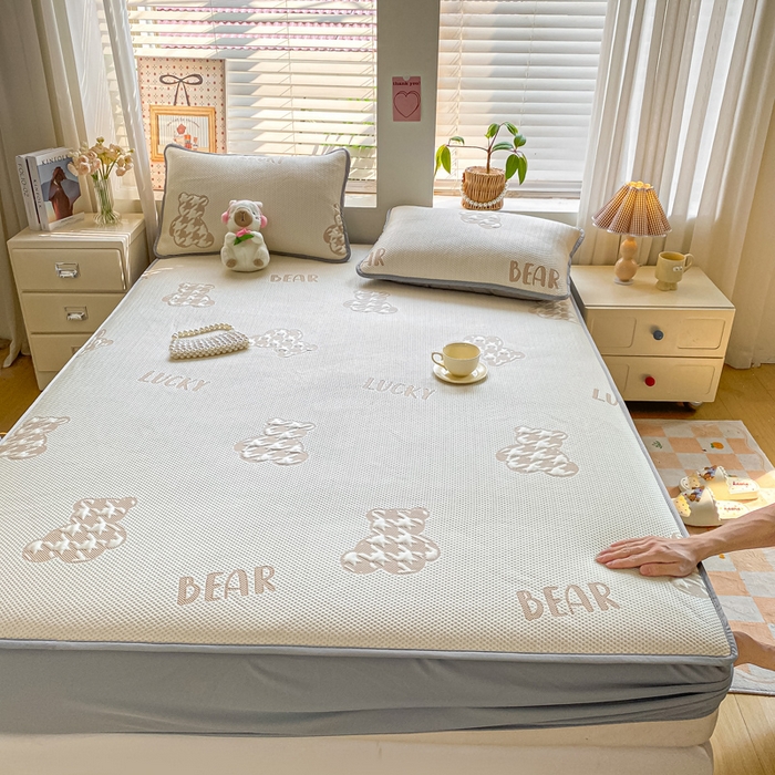 91家纺网 家纺一手货源 找家纺 （总）耐思家纺 2025新款PE中分子凉感冰豆豆凉席三件套床笠款-潮牌熊