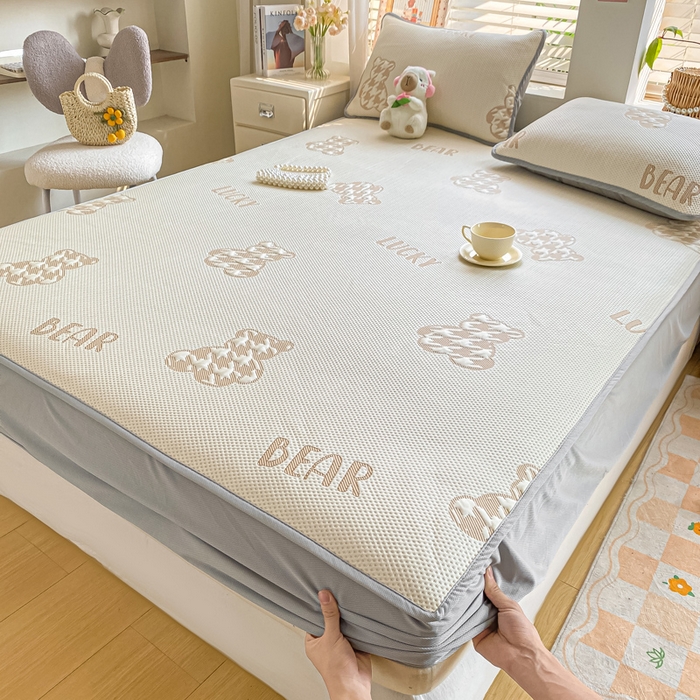 91家纺网 家纺一手货源 找家纺 （总）耐思家纺 2025新款PE中分子凉感冰豆豆凉席三件套床笠款-潮牌熊