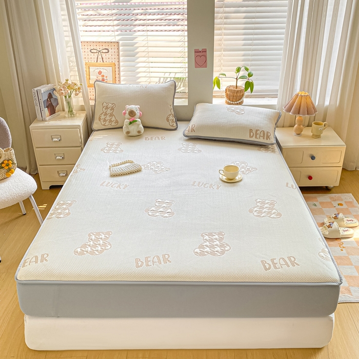 91家纺网 家纺一手货源 找家纺 （总）耐思家纺 2025新款PE中分子凉感冰豆豆凉席三件套床笠款-潮牌熊