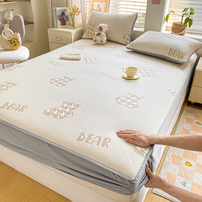 91家纺网 家纺一手货源 找家纺 （总）耐思家纺 2025新款PE中分子凉感冰豆豆凉席三件套床笠款-潮牌熊