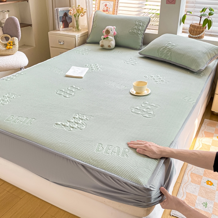 91家纺网 家纺一手货源 找家纺 （总）耐思家纺 2025新款PE中分子凉感冰豆豆凉席三件套床笠款-潮牌熊