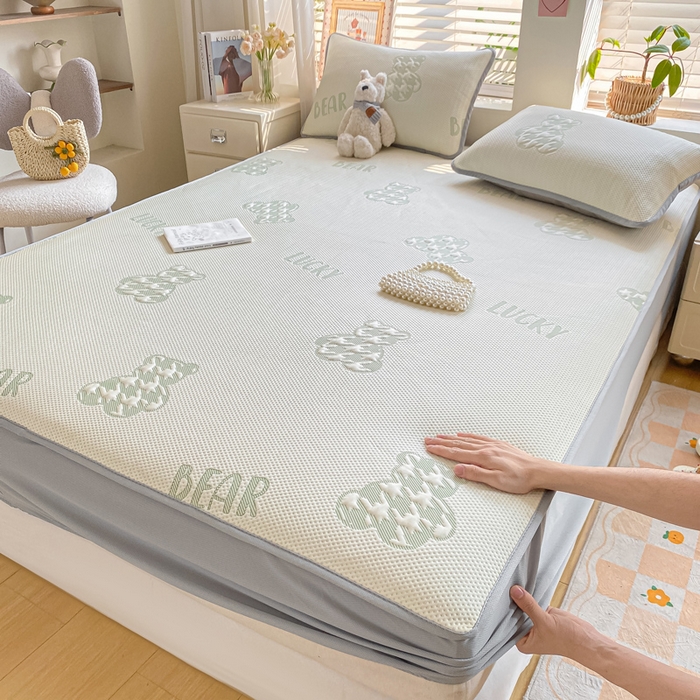 91家纺网 家纺一手货源 找家纺 （总）耐思家纺 2025新款PE中分子凉感冰豆豆凉席三件套床笠款-潮牌熊