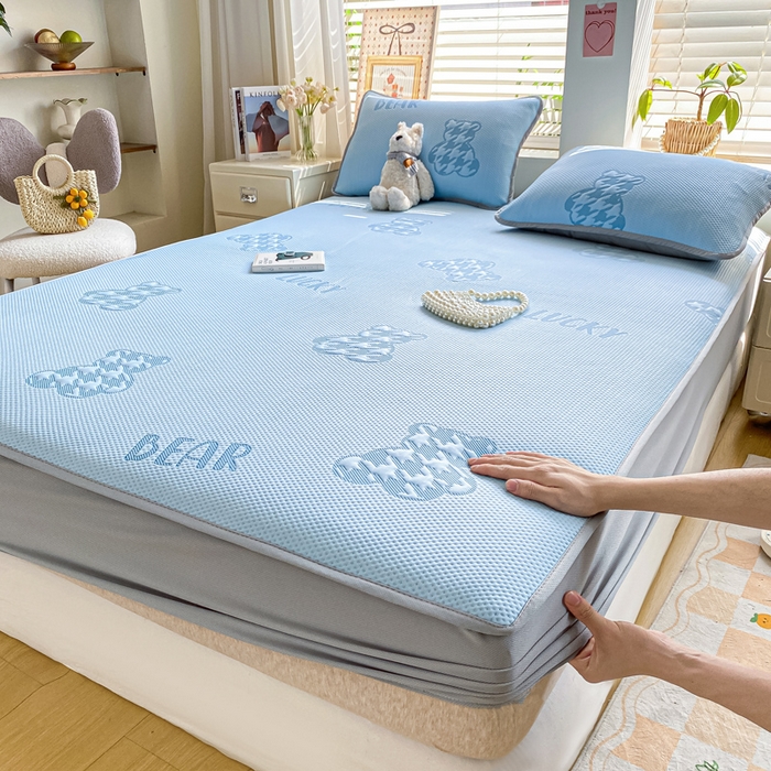 91家纺网 家纺一手货源 找家纺 （总）耐思家纺 2025新款PE中分子凉感冰豆豆凉席三件套床笠款-潮牌熊