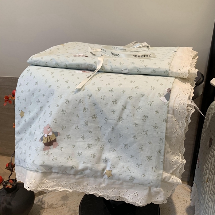 91家纺网 家纺一手货源 找家纺 奈萝家纺 2025春夏新款全棉纯棉蕾丝花边款夏被夏凉被空调被 小花熊