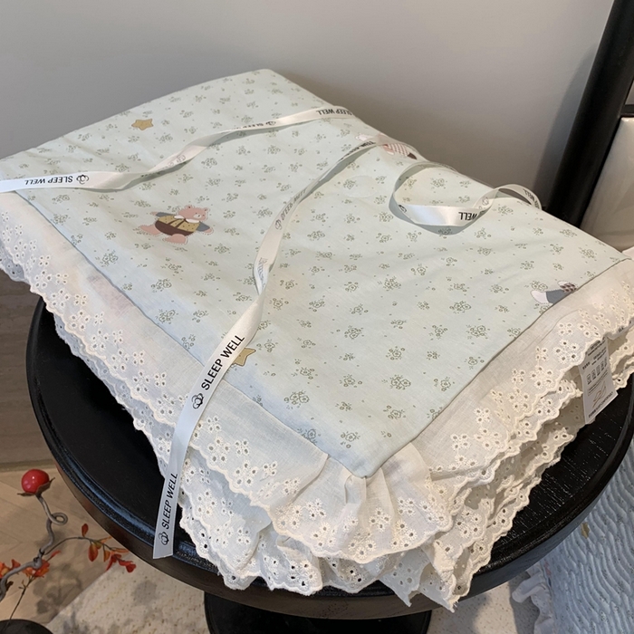 91家纺网 家纺一手货源 找家纺 奈萝家纺 2025春夏新款全棉纯棉蕾丝花边款夏被夏凉被空调被 小花熊