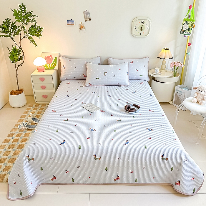 91家纺网 家纺一手货源 找家纺 恒尚居 2025新款双层纱小云棉多功能床盖-自由空间 魔法腊肠狗--浅灰结界