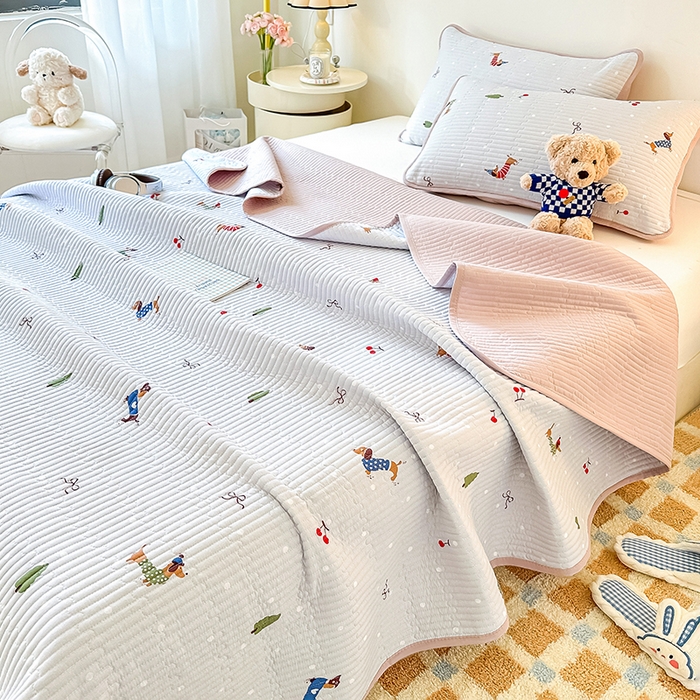 91家纺网 家纺一手货源 找家纺 恒尚居 2025新款双层纱小云棉多功能床盖-自由空间 魔法腊肠狗--浅灰结界