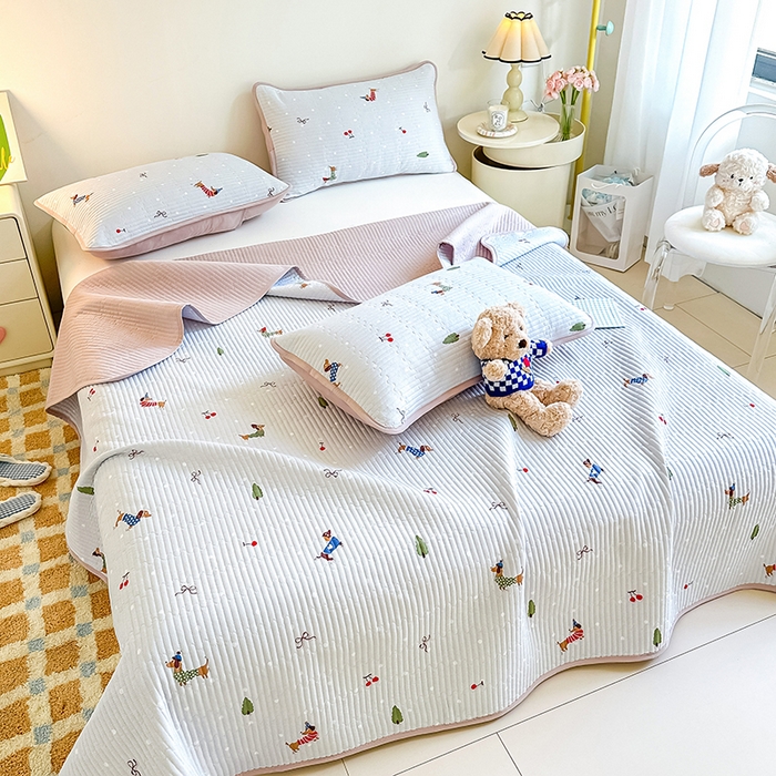 91家纺网 家纺一手货源 找家纺 恒尚居 2025新款双层纱小云棉多功能床盖-自由空间 魔法腊肠狗--浅灰结界