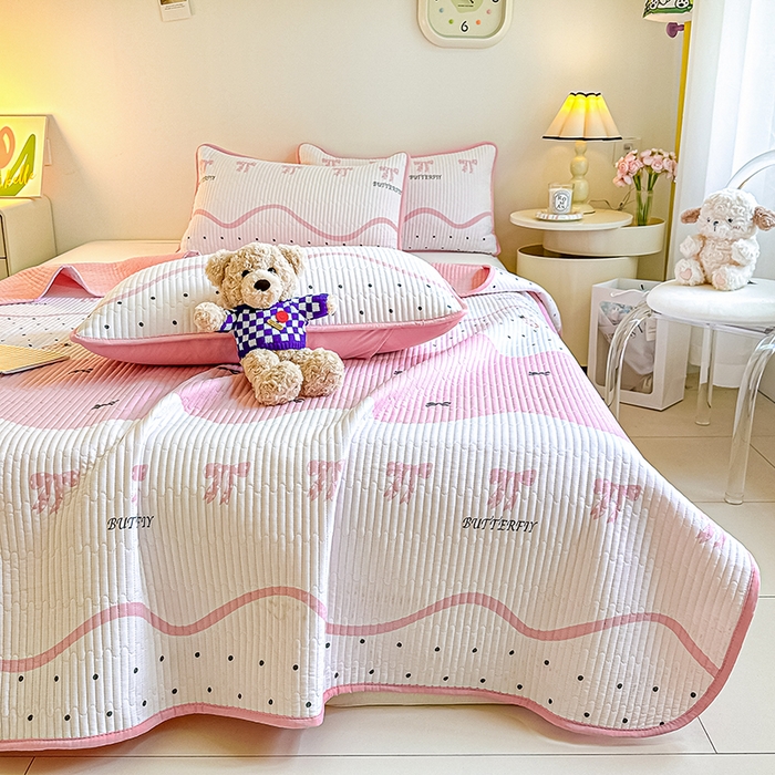 91家纺网 家纺一手货源 找家纺 恒尚居 2025新款双层纱小云棉多功能床盖-自由空间 莓蝶之恋--粉蝶引力