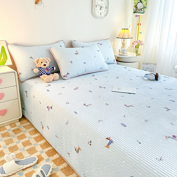 91家纺网 家纺一手货源 找家纺 恒尚居 2025新款双层纱小云棉多功能床盖-自由空间 魔法腊肠狗--浅蓝结界