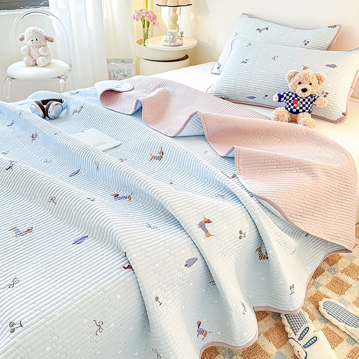 91家纺网 家纺一手货源 找家纺 恒尚居 2025新款双层纱小云棉多功能床盖-自由空间 魔法腊肠狗--浅蓝结界