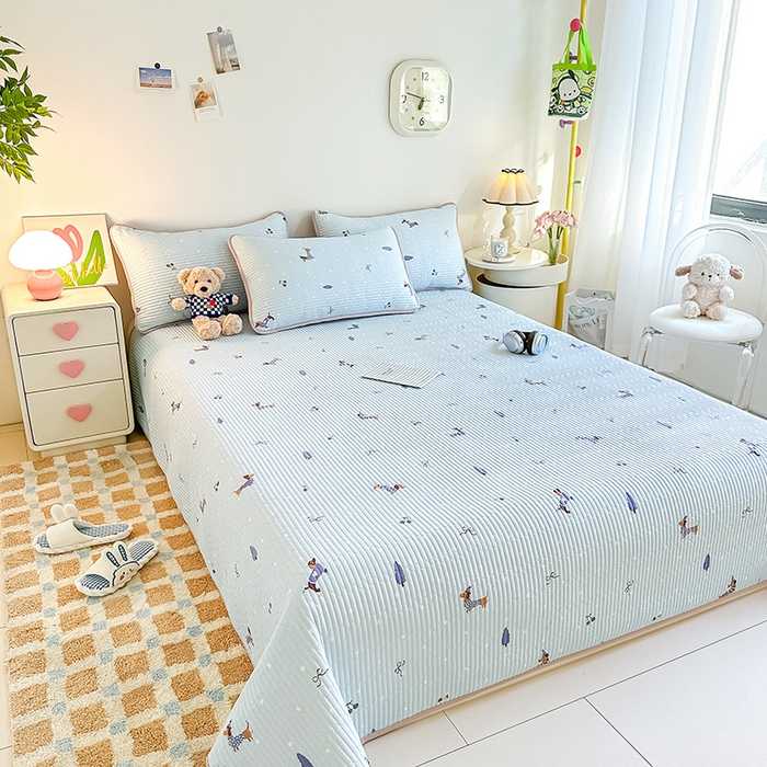 91家纺网 家纺一手货源 找家纺 恒尚居 2025新款双层纱小云棉多功能床盖-自由空间 魔法腊肠狗--浅蓝结界