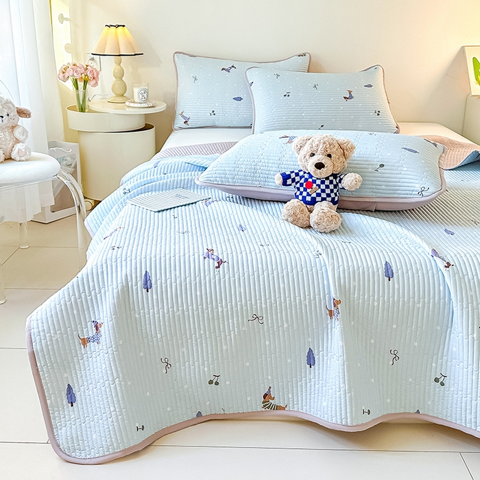 91家纺网 家纺一手货源 找家纺 恒尚居 2025新款双层纱小云棉多功能床盖-自由空间 魔法腊肠狗--浅蓝结界