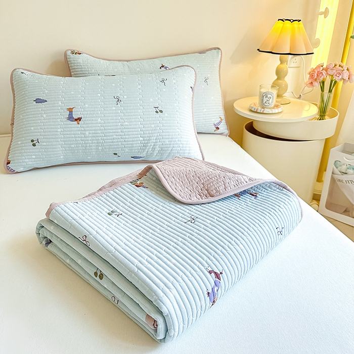 91家纺网 家纺一手货源 找家纺 恒尚居 2025新款双层纱小云棉多功能床盖-自由空间 魔法腊肠狗--浅蓝结界