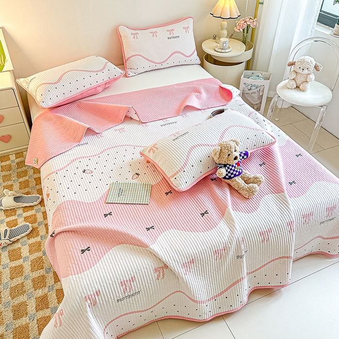 91家纺网 家纺一手货源 找家纺 橘夏家纺 2025新款双层纱小云棉多功能床盖-自由空间 莓蝶之恋--粉蝶引力