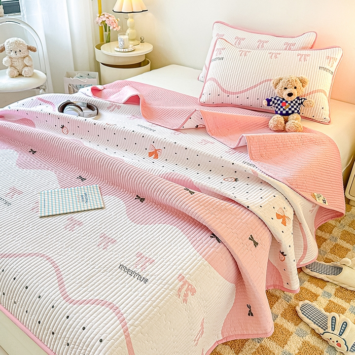 91家纺网 家纺一手货源 找家纺 橘夏家纺 2025新款双层纱小云棉多功能床盖-自由空间 莓蝶之恋--粉蝶引力