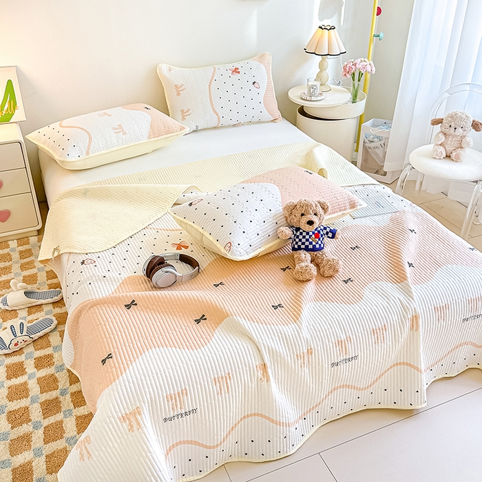 91家纺网 家纺一手货源 找家纺 橘夏家纺 2025新款双层纱小云棉多功能床盖-自由空间 莓蝶之恋--玉蝶引力