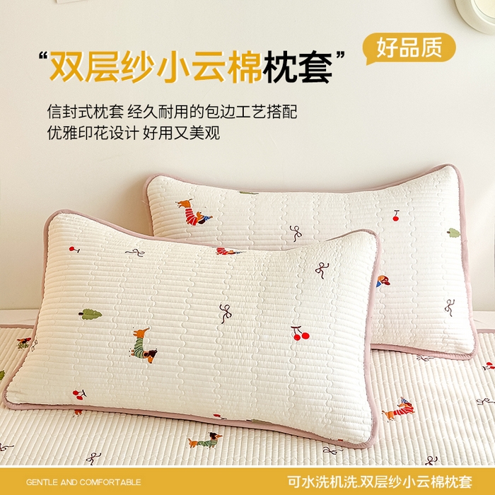 91家纺网 家纺一手货源 找家纺 橘夏家纺 2025新款双层纱小云棉多功能床盖-自由空间 魔法腊肠狗--米黄结界