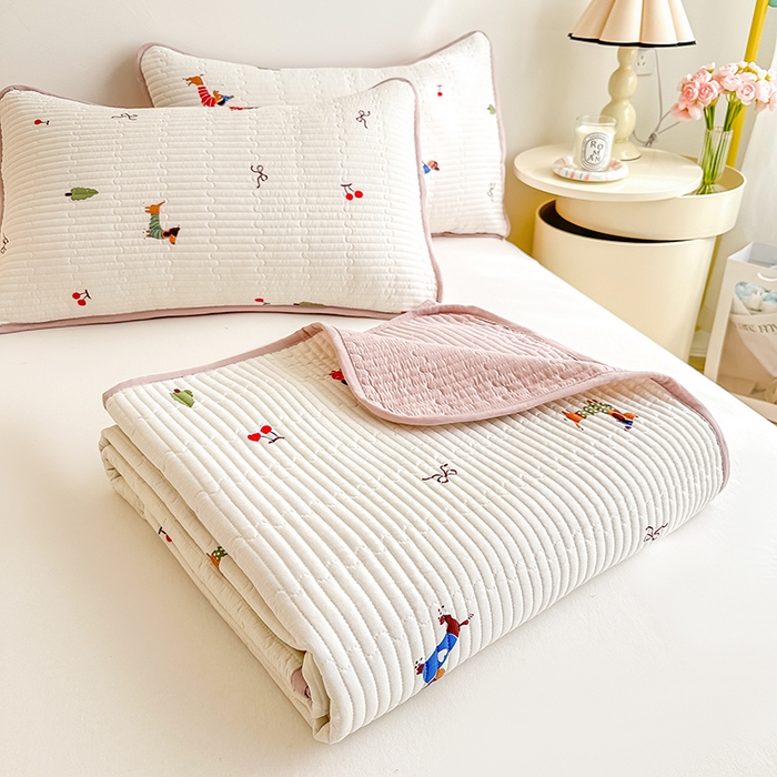 91家纺网 家纺一手货源 找家纺 橘夏家纺 2025新款双层纱小云棉多功能床盖-自由空间 魔法腊肠狗--米黄结界