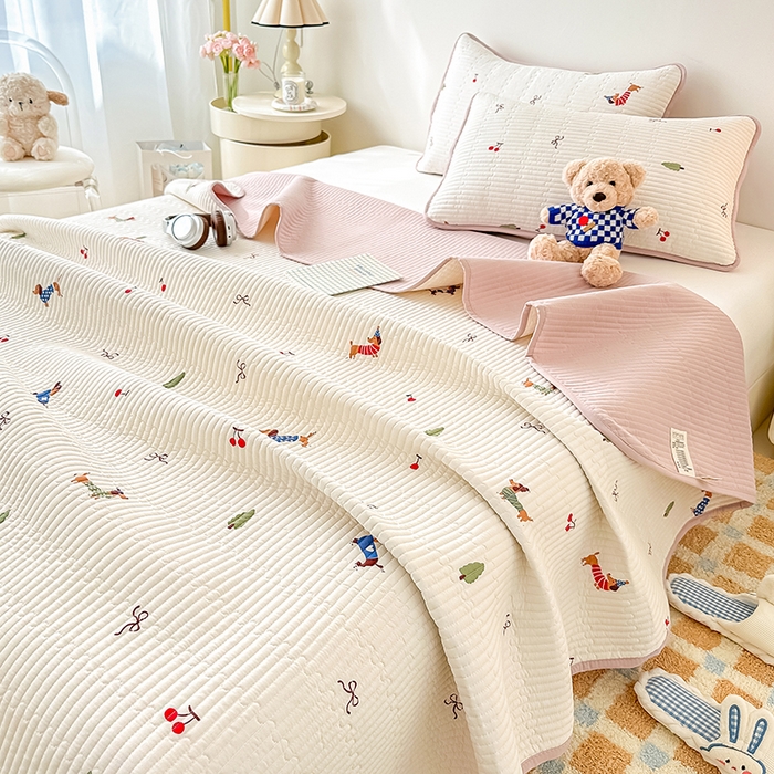 91家纺网 家纺一手货源 找家纺 橘夏家纺 2025新款双层纱小云棉多功能床盖-自由空间 魔法腊肠狗--米黄结界