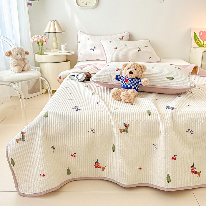 91家纺网 家纺一手货源 找家纺 橘夏家纺 2025新款双层纱小云棉多功能床盖-自由空间 魔法腊肠狗--米黄结界