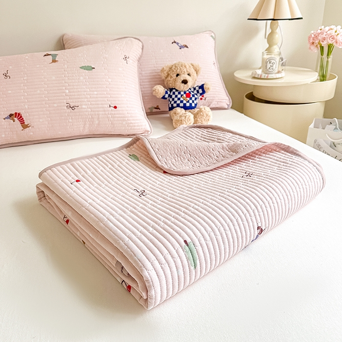 91家纺网 家纺一手货源 找家纺 橘夏家纺 2025新款双层纱小云棉多功能床盖-自由空间 魔法腊肠狗--浅粉结界