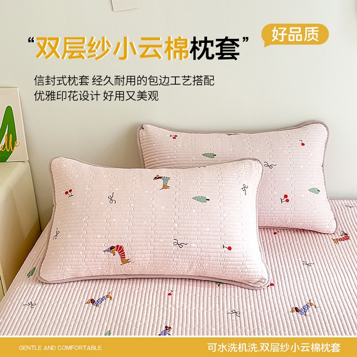 91家纺网 家纺一手货源 找家纺 橘夏家纺 2025新款双层纱小云棉多功能床盖-自由空间 魔法腊肠狗--浅粉结界