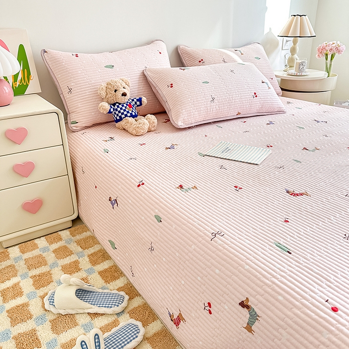 91家纺网 家纺一手货源 找家纺 橘夏家纺 2025新款双层纱小云棉多功能床盖-自由空间 魔法腊肠狗--浅粉结界