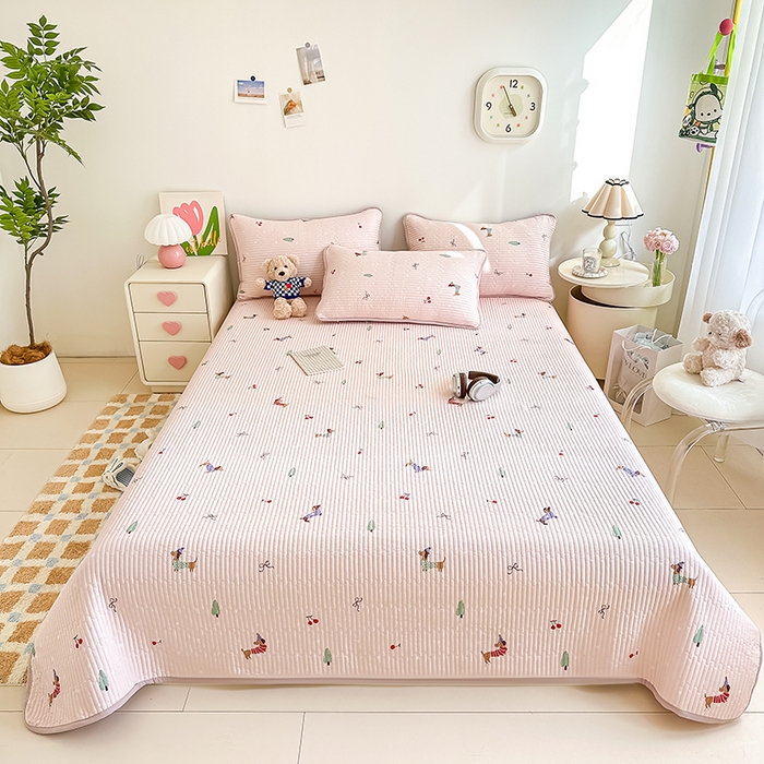 91家纺网 家纺一手货源 找家纺 橘夏家纺 2025新款双层纱小云棉多功能床盖-自由空间 魔法腊肠狗--浅粉结界