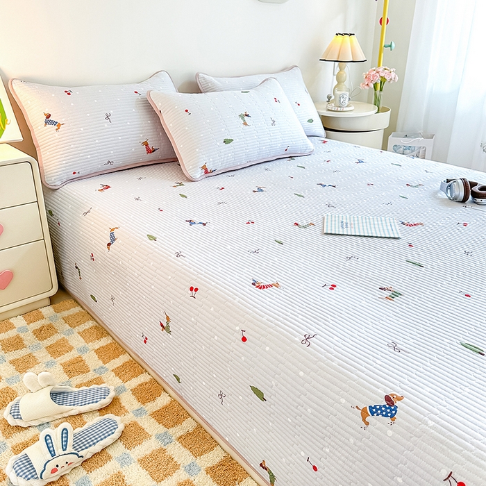 91家纺网 家纺一手货源 找家纺 橘夏家纺 2025新款双层纱小云棉多功能床盖-自由空间 魔法腊肠狗--浅灰结界