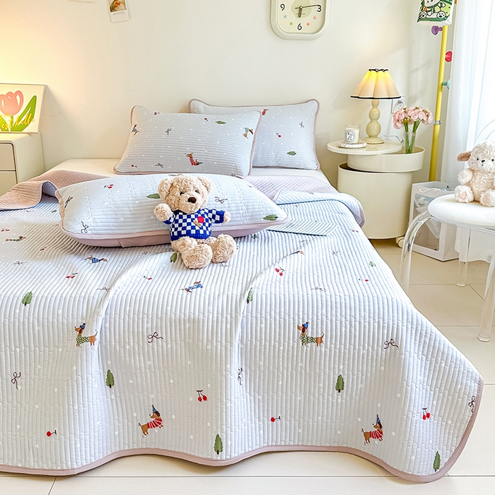 91家纺网 家纺一手货源 找家纺 橘夏家纺 2025新款双层纱小云棉多功能床盖-自由空间 魔法腊肠狗--浅灰结界