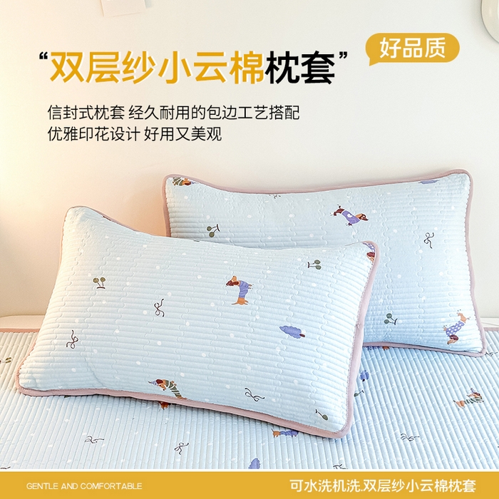 91家纺网 家纺一手货源 找家纺 橘夏家纺 2025新款双层纱小云棉多功能床盖-自由空间 魔法腊肠狗--浅蓝结界