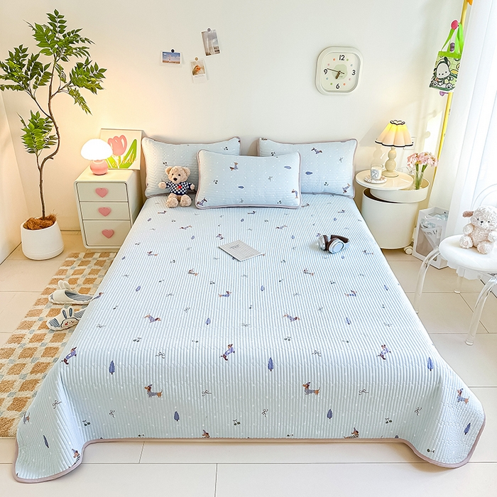 91家纺网 家纺一手货源 找家纺 橘夏家纺 2025新款双层纱小云棉多功能床盖-自由空间 魔法腊肠狗--浅蓝结界