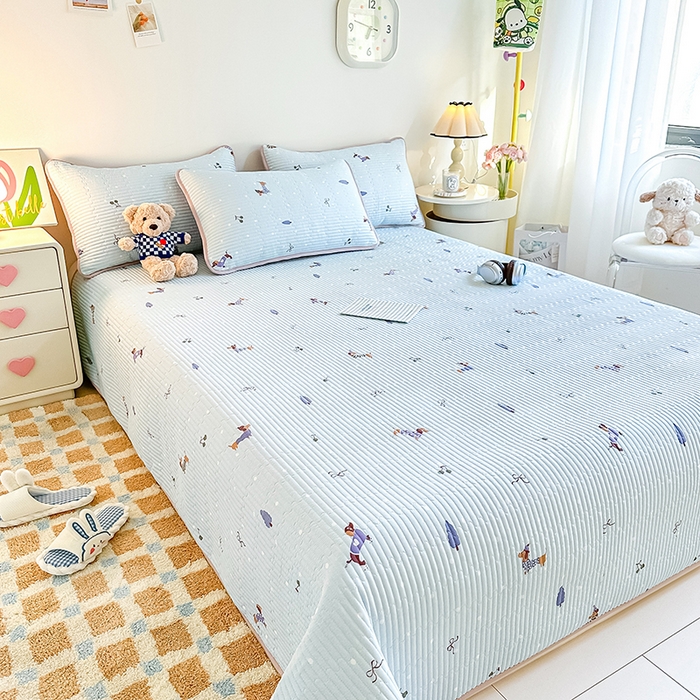 91家纺网 家纺一手货源 找家纺 橘夏家纺 2025新款双层纱小云棉多功能床盖-自由空间 魔法腊肠狗--浅蓝结界