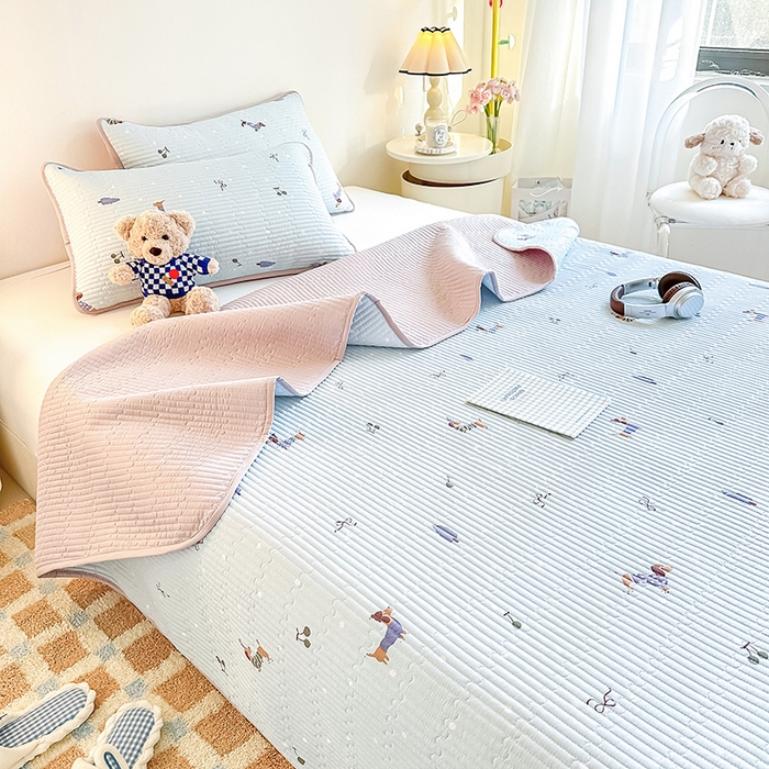 91家纺网 家纺一手货源 找家纺 橘夏家纺 2025新款双层纱小云棉多功能床盖-自由空间 魔法腊肠狗--浅蓝结界