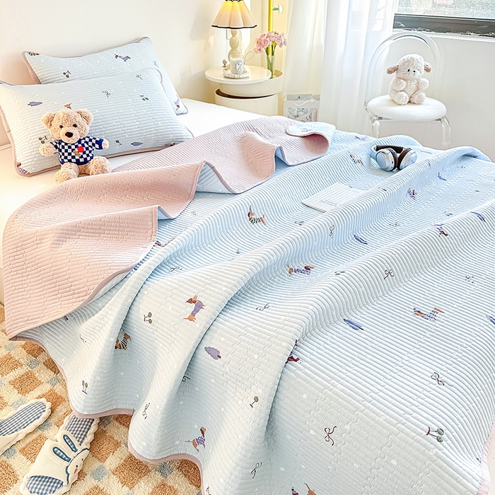 91家纺网 家纺一手货源 找家纺 橘夏家纺 2025新款双层纱小云棉多功能床盖-自由空间 魔法腊肠狗--浅蓝结界