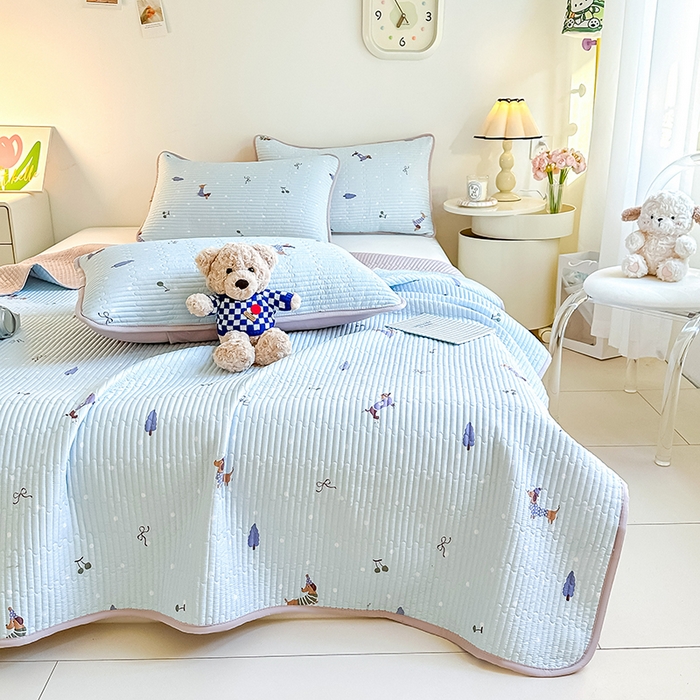 91家纺网 家纺一手货源 找家纺 橘夏家纺 2025新款双层纱小云棉多功能床盖-自由空间 魔法腊肠狗--浅蓝结界