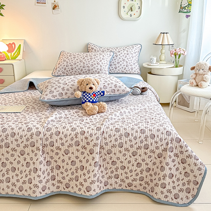 91家纺网 家纺一手货源 找家纺 橘夏家纺2025新款双层纱小云棉多功能床盖-亲密无间 贝壳秘境--咖贝