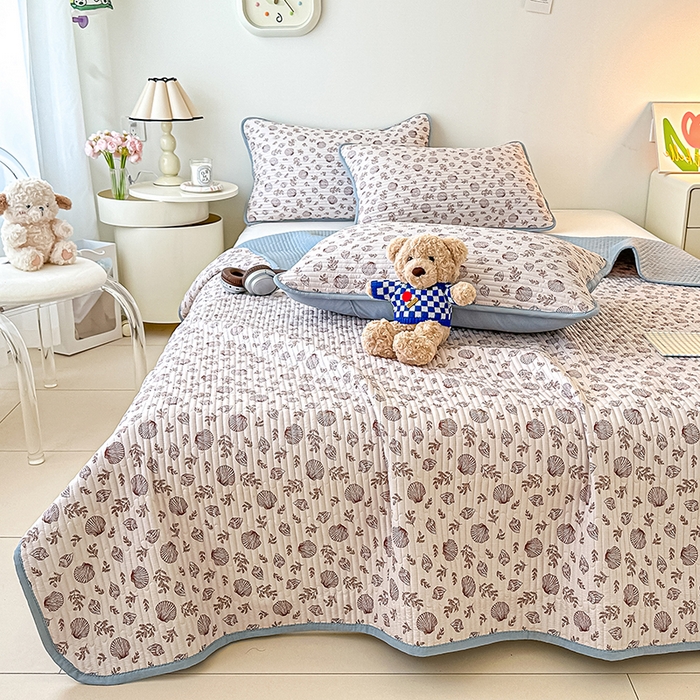 91家纺网 家纺一手货源 找家纺 橘夏家纺2025新款双层纱小云棉多功能床盖-亲密无间 贝壳秘境--咖贝