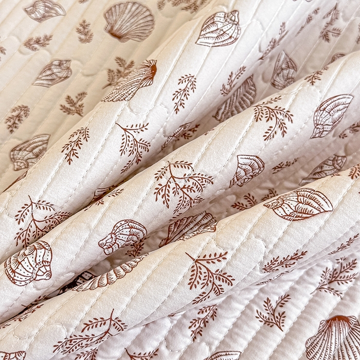 91家纺网 家纺一手货源 找家纺 橘夏家纺2025新款双层纱小云棉多功能床盖-亲密无间 贝壳秘境--咖贝