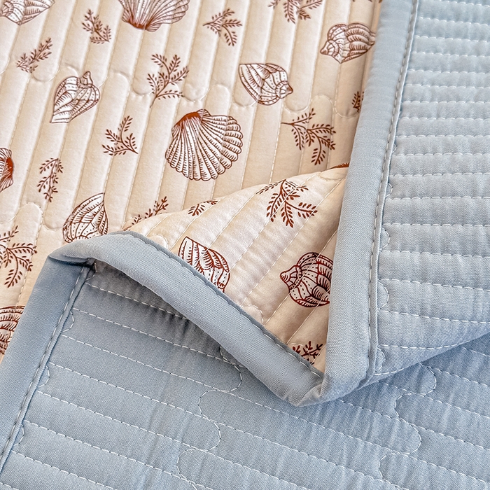 91家纺网 家纺一手货源 找家纺 橘夏家纺2025新款双层纱小云棉多功能床盖-亲密无间 贝壳秘境--咖贝