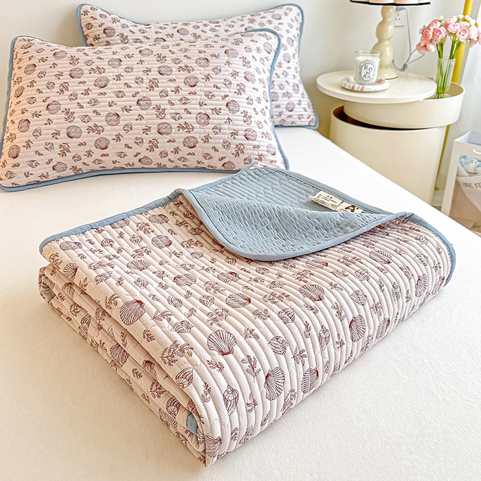 91家纺网 家纺一手货源 找家纺 橘夏家纺2025新款双层纱小云棉多功能床盖-亲密无间 贝壳秘境--咖贝